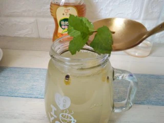 百香果薄荷蜂蜜水,数片薄荷叶