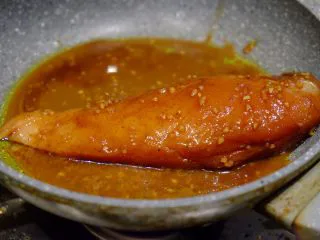 秘制异国风味鸡胸肉腌料&绝佳搭配 （减肥必备）,将腌制好的鸡排放平底锅里 ⚠️这次要同时倒进部分腌料 稍微多一点 等会儿有用