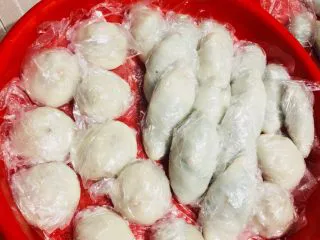 客家小吃:蒜苗粿(葫粄)➕菜头粄,圆形的是萝卜馅,把剂子用手搓成皮,包法类似包包子就可以了。 做好的粿可以用袋子装好,卫生且不易粘手,方便拿取。