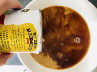 港式奶茶芋圆，Q弹软糯，奶香浓郁,倒入黑白淡奶，不是淡奶油哦