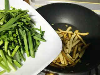 家常小炒韭菜香干,加入韭菜。