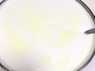 福建小吃—油饼,接着往浆里加入3小匙盐和3小匙鸡精。