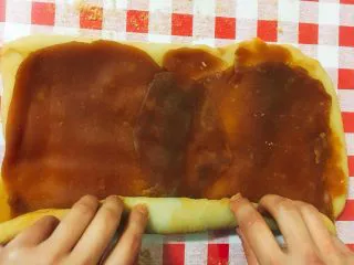 北京小吃·驴打滚,将面团跟馅料同步卷起 注：要卷紧，以免后续散开不成形。