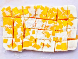 香甜爽滑的芒果牛奶布丁,用小刀划开四周倒扣出来,切块即可。