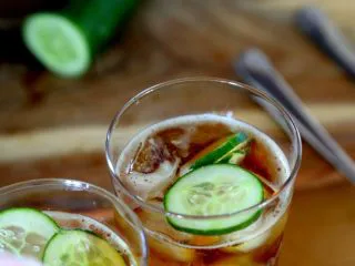 英式水果鸡尾酒Pimm's,8.切几片黄瓜放入杯中。