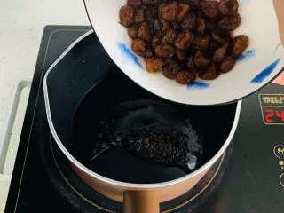 脏脏珍珠奶茶,倒入煮好的珍珠。