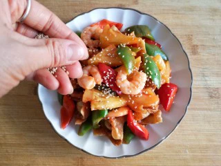 锦卤馄饨——《风味人间》复刻版,将裹了酱汁的食材包裹香脆的馄饨皮，撒上白芝麻。