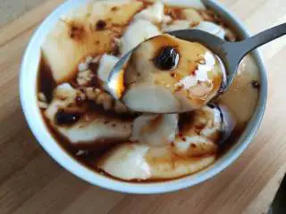 家乡小吃——姜汁红糖豆花,软软滑滑的豆花,真的是入口即化