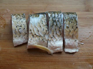 ≈黄焖鱼块≈,半只草鱼去头去尾，剁成3厘米左右宽的鱼块