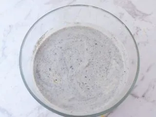 芝麻酸奶水果冻,搅拌均匀