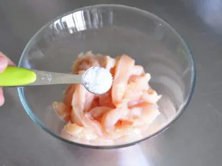 街头小吃自己做---香酥无骨鸡柳,加入盐。