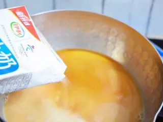 自制脏脏珍珠奶茶奶盖,加入纯牛奶