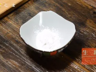 能吃下一盆米饭的------茄汁龙利鱼,取一小碗，放入生粉和小半碗水，混合成水淀粉备用~