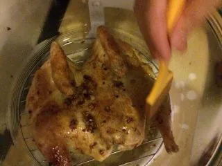 风味蒜香照烧鸡,15分钟后，再次在正面抹上蒜香油。