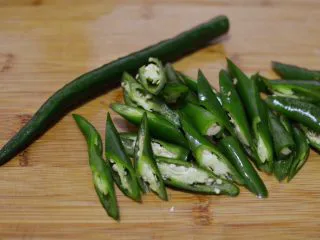 辣椒炒荷包蛋,湖南线椒切块。