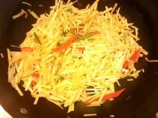 快手菜=>韭黄肥牛,翻炒几下。