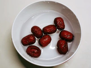 苹果银耳红枣汤,红枣清洗干净备用