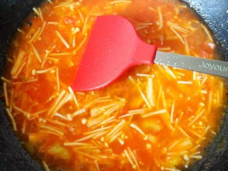 茄汁金针菇炖豆腐,放入清水。