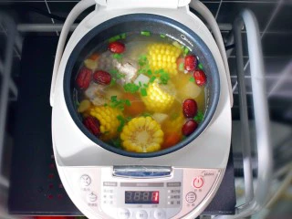 玉米胡萝卜山药排骨汤,撒上适量的葱花,美味的玉米胡萝卜山药排骨汤就完成啦!