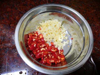 美味小吃,老坛酸辣鸡爪,把切好的蒜一并放一起