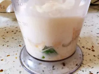 牛油果香蕉奶昔,酸奶水果放入料理机内