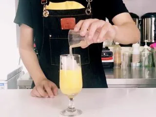 38℃酷暑，最佳饮料“水果气泡饮”，无酒精也能狂High,倒入糖浆20ml