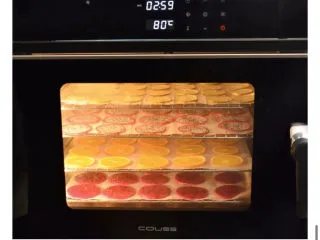 养颜减负的水果茶,COUSS电烤箱CO-960S，选择80度，4层水果放入，低温烘干3-4小时。 