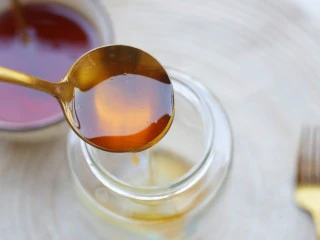 冬至美食 柠檬蜂蜜水,在提前准备好的无水无油的玻璃容器里倒入一层蜂蜜。