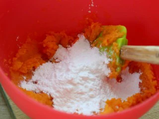 红薯圆红豆汤,再加入木薯粉约200克。 