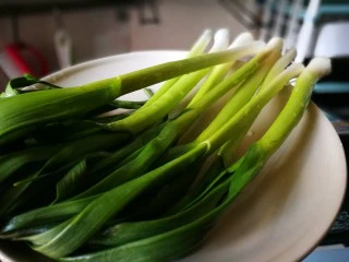 无法拒绝的下饭菜～回锅肉,青蒜洗净