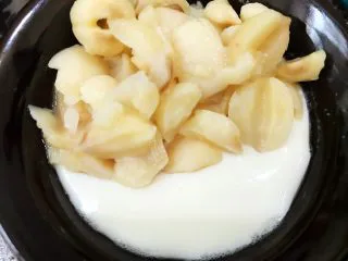 清火滋补之莲子双皮奶,摆上莲子