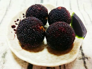 杨梅西米露奶茶,将杨梅放入盐水中浸泡10分钟，然后清洗干净
