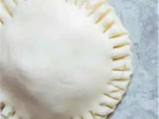 开心果柠檬摩洛哥风味派,融化黄油 ,炒大号鸡蛋 。把派皮 展开,用直径6.3厘米的圆形切模切出小圆片,至少切20个。