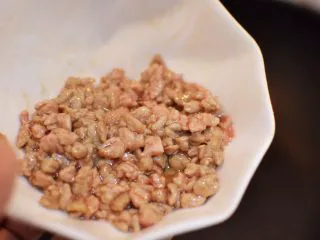 正宗地道的麻婆豆腐,锅中油烧热，放入牛肉末炒散就可以盛出备用。