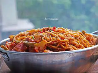 五花肉豆角焖面,绝对的懒人福音！一锅出，有菜有肉有主食，超方便~