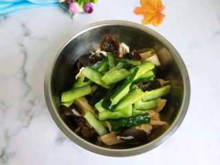 凉拌木耳腐竹,木耳腐竹，黄瓜放入碗中。