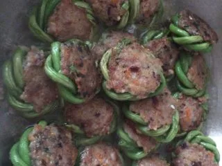 土豆肉末酿豆角,全部倒入锅里,加入少半碗水,煮开后,加适量的蚝油,小火焖三分钟,就熟了