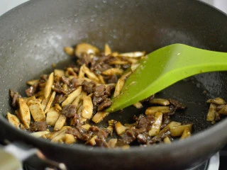 黑椒牛肉杏鲍菇,大火翻炒均匀并收汁