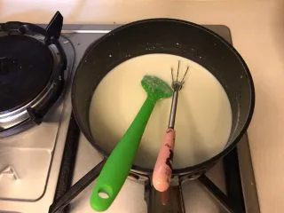 水果之王《榴莲雪糕》【冷饮甜点】,搅拌均匀,中火加热。边缘有小气泡即可。