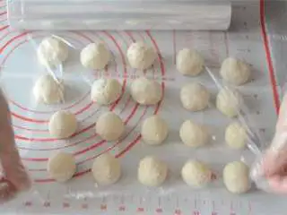 风靡街头的板栗饼不敢吃?那就自制吧,美味又好吃,盖上保鲜膜醒发30分钟。