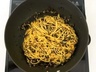 风味炒面 芽菜肉末炒玉米面,翻炒均匀