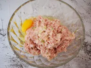 猪肉韭菜锅贴,加入鸡蛋