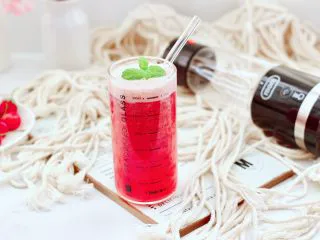 樱桃草莓冰爽果汁,颜色太美腻,宝贝说不舍得喝了。