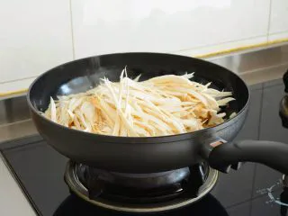 【孜然杏鲍菇】PK烧烤金针菇，完胜~,放入杏鲍菇丝~