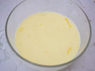 无需烤箱的奶香布丁,搅拌均匀