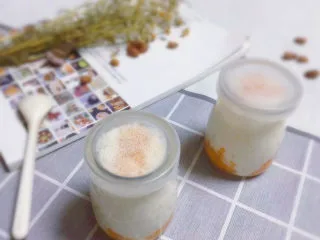 草莓布丁+芒果布丁,盖上盖。放冰箱冷藏一下更好吃😋