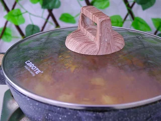 五花肉烧土豆,盖上盖子，小火炖煮25分钟