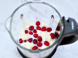 苹果蔓越莓奶昔,所有的食材都放入后。