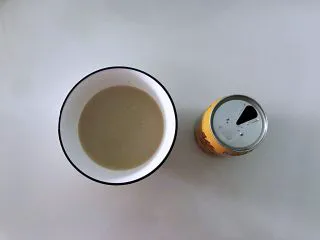 姜黄花卷，饮料做,准备好食材，我用的是什么植物蛋白饮料，不是所有的饮料都可以拿来做面食，一些什么果汁类的还是算了，能喝就喝不能喝的想办法处理就行了，什么奶类的可以拿来和面。
