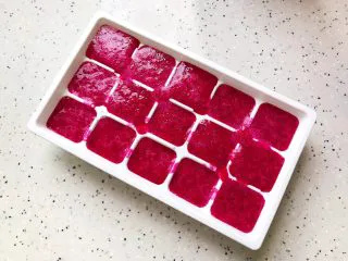 火龙果薄荷气泡水,然后倒入火龙果泥,然后放入冰箱冷冻(不是冷藏哦)